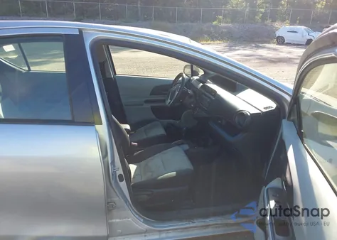 2013 Toyota Prius C Two z USA, uszkodzony, nr VIN JTDKDTB33D1541811